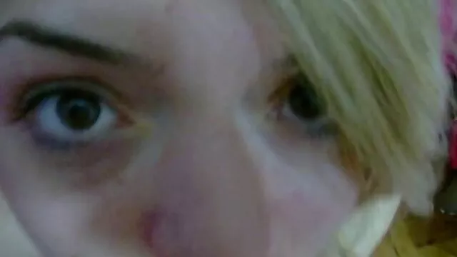 Les lesbiennes douces Kendall Karson et Allison Moore baisent sur un bon film porno francais le canapé
