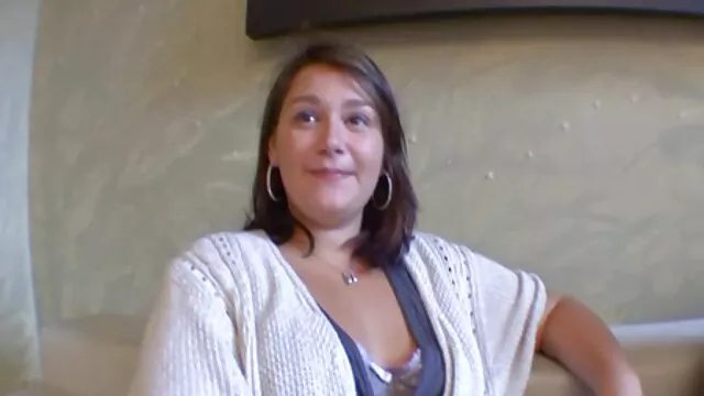 Blonde sexy avec de magnifiques seins suce et film x français vintage prend une bite chaude dans le cul, elle se tortille et gémit de plaisir