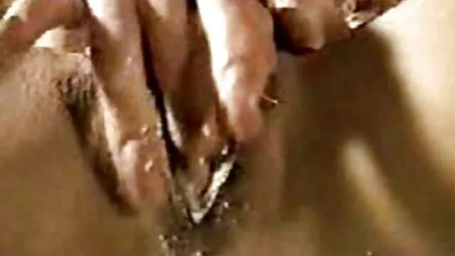 Une jeune salope lèche film x en francais la chatte poilue de sa copine mature