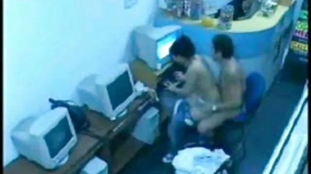 Frit film complet xxx francais le bébé anal sur un canapé en cuir