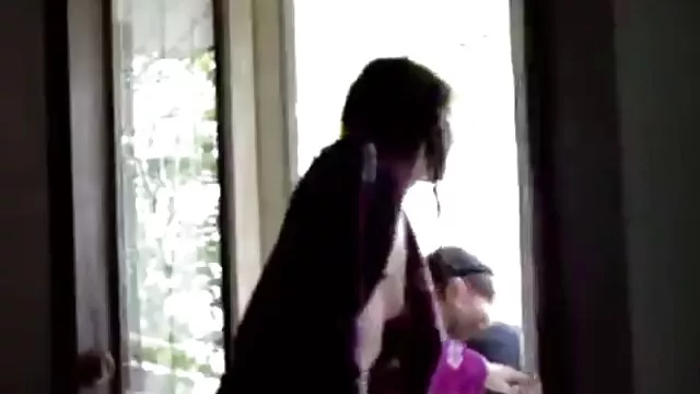 Une jeune femme japonaise avec un vidéo xxx francais strapon sur les hanches baise une femme noire aux gros seins