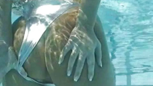 Vidéo porno professionnelle de film x vintage en francais haute qualité mettant en vedette deux jeunes hommes et une blonde sexy