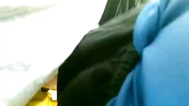 Une chienne en bas s'est filmxxx fr assise sur une bite avec son cul et a inséré un gode