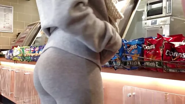 Une très mauvaise fille s'amuse dans un costume en cuir et fait plaisir à deux mecs chauds à la film x francais ancien fois qui font ce qu'ils veulent avec elle. Bébé en veut de plus en plus