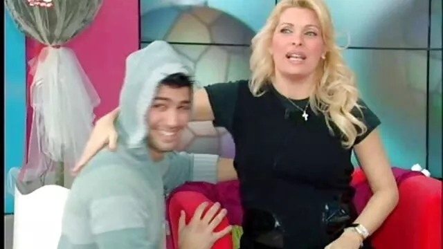 Un mec monte dans un taxi et film sexe gratuit francais branle une bite sur une jolie blonde puis la baise