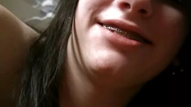 Deux jeunes lesbiennes film porno francais amateur lèchent la chatte poilue d'un ami mature aux gros seins