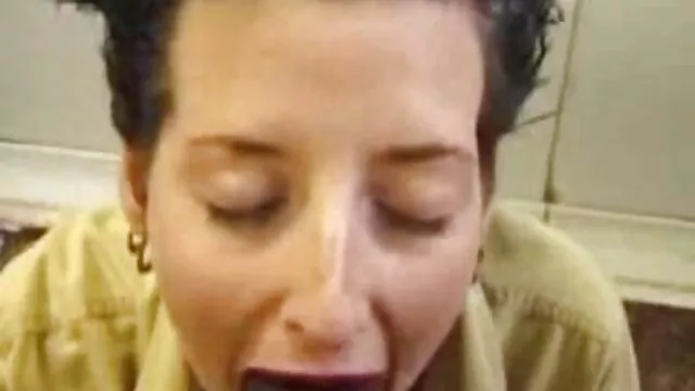 Le mari film porno de français regarde un mec poilu caresse et baise sa femme