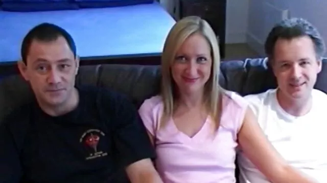 Le mec a des relations film porno en français sexuelles mignonnes avec une blonde