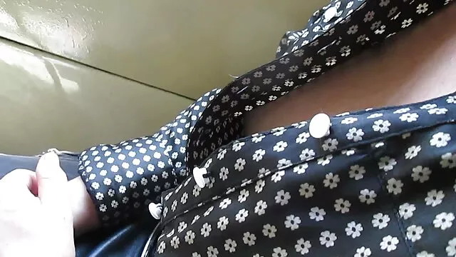 Une salope mature avec un beau corps séduit un live xxx francais jeune voisin