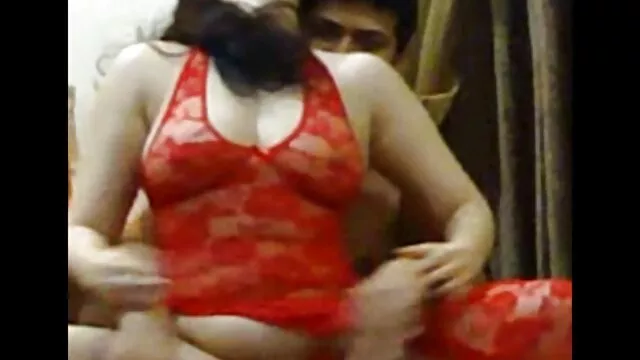 Une masseuse mignonne donne un massage sexy film x vintage francais à une belle cliente