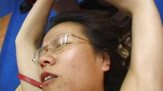 Un jeune étudiant est film porno version francais d'abord poussé avec différents jouets dans des trous chauds, puis une bite