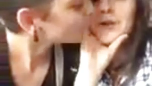 Le vintage film porno francais garçon d'une telle communication souffle complètement le toit et soulève le pénis, qu'une femme habile trouvera toujours où attacher