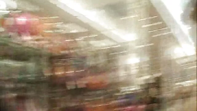 Un jeune mec films x à regarder gratuitement est entré dans un sexe en groupe avec des salopes