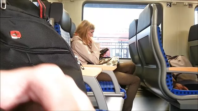 Il l'a écartée pour baiser sur un canapé vidéo xxx francais luxueux