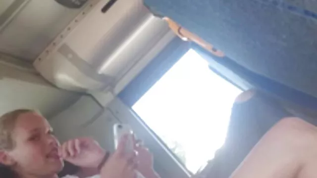 Fille tatouée se déshabille devant le téléphone appareil porno vf gratuit photo