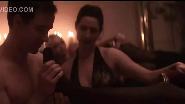 Les camarades ont organisé une fête pour un ami video porno streaming français et ont appelé une brune chaude