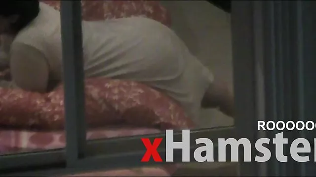 L'homme a monté la caméra et a baisé sa femme. Le réalisateur est mauvais, mais le baiseur est bon, la chienne gémit film porno complet gratuit en francais de plaisir
