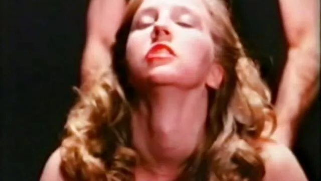 Belle-mère sexy s'amuse avec son film porno francais en famille jeune fils dans la piscine