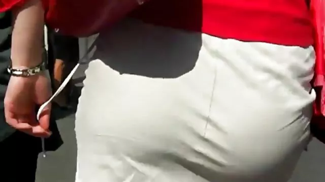 Un mec en béret baise un film x français une salope sexy vêtue de lingerie érotique sur une chaise