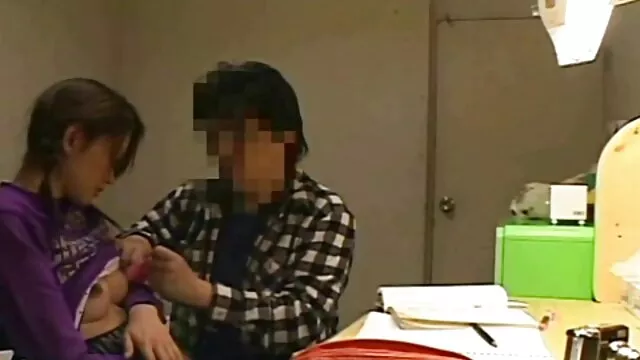 Une film x francais vintage étudiante caresse la chatte pour un couple avec son professeur sexy