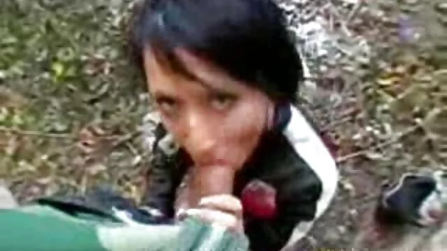 L'étudiante a inséré le plug film de x français dans son trou anal