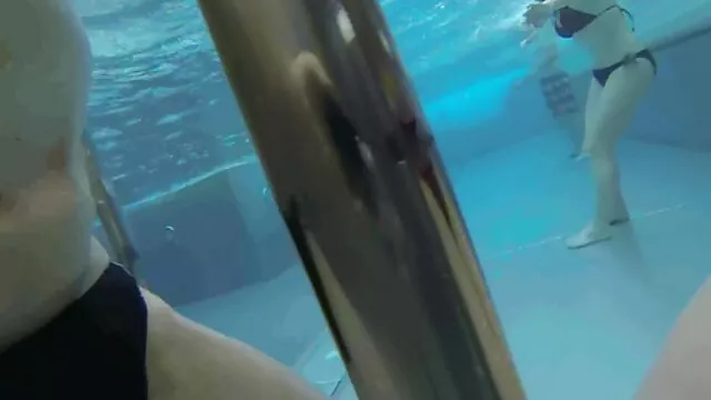 Le mec serre fortement les fesses de sa chienne film x vintage en francais et la baise