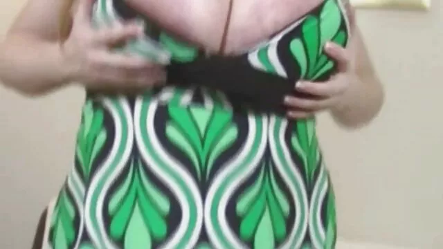Une jeune brune surprend un mec en train film entier x en francais de se branler et baise avec lui