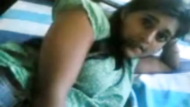Sexe d'une beauté ébène avec des seins magnifiques et son petit ami. D'abord, la nana noire suce bien, puis se film porno en français 2018 prend une bite dans son cul serré