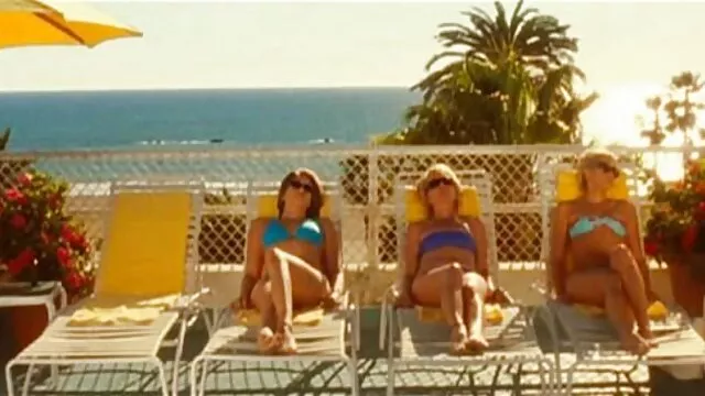 La rousse Penny Pax et la brune Dava Foxx profitent d'un trio passionné film x vf