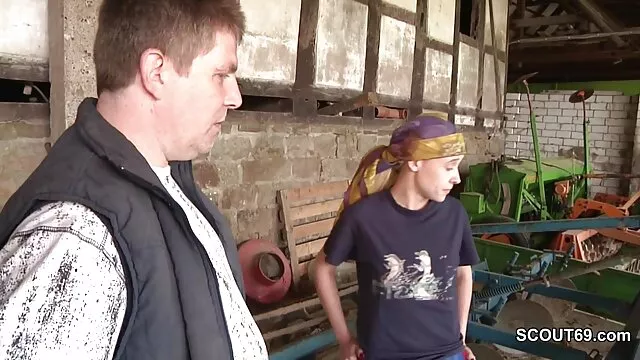 La brune aux gros seins travaille comme peintre et peindre les murs l'excite pour qu'elle sort son gros gode, se déshabille et insère ce film francais amateur x puissant tonneau dans sa chatte
