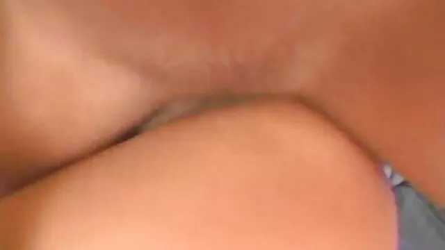 La fille a un très gros cul rond et c'est un péché de ne pas baiser correctement un si beau cul, film porno en langue français l'homme a mis son énorme phallus en elle