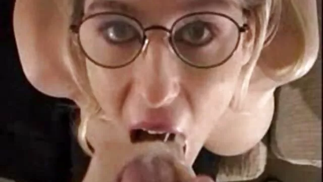 Une beauté sensuelle éteint un feu dans sa chatte avec film porno version francais un gode épais