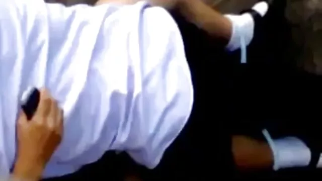 Maîtresse stricte s'amuse film porno x en français avec deux esclaves, la salope fait se sucer les esclaves et leur pilonne le cul avec un strapon épais