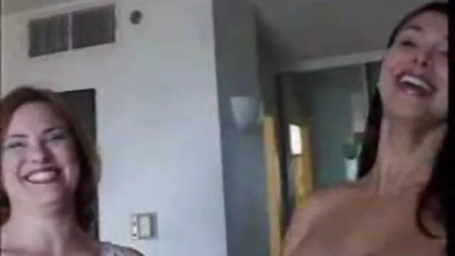 Une chienne aux gros seins film x francais amateur gratuit caresse sa chatte et gémit