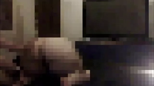 Blonde mature et sexy baise et film film porno français prend du sperme sur un pubis poilu