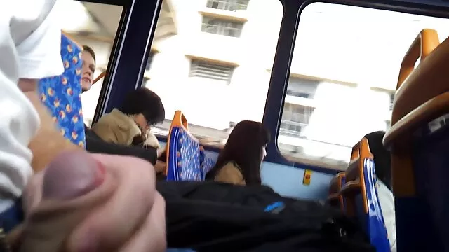 Le mâle s'excite à la vue de son cul, film porno français 2018 alors il met énergiquement son piston élastique là et commence à baiser la fille sale
