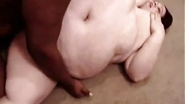 Asa Akira se tord le cul de manière séduisante devant un film x hard francais homme chaud