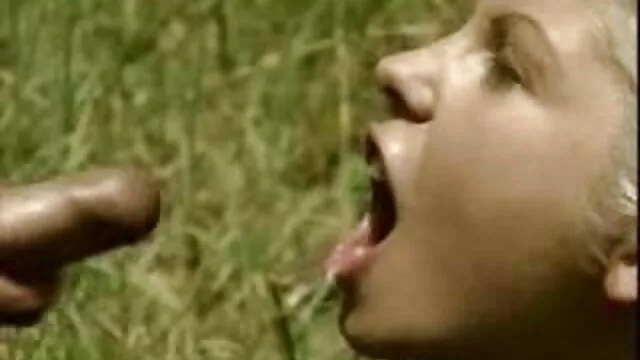 Des noirs gonflés ont organisé un sexe en groupe pour une salope aux film pornographiques français gros seins dans les toilettes