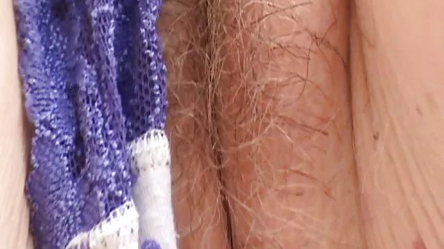 De jeunes gays à la peau sombre se sucent les bites et baisent sur film porno gratuit français le lit.