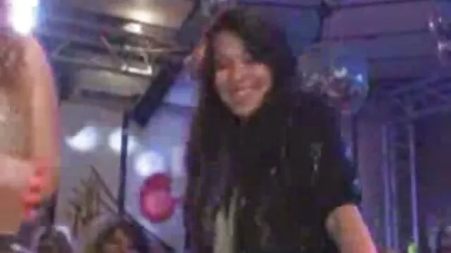 Une gymnaste brune élancée fait film porno vf gratuit tourner un cerceau autour de la piscine et baise avec un mec