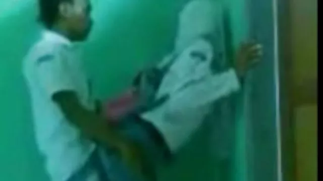 Mec en gants noirs masse l'anal de film porno francais en hd la salope